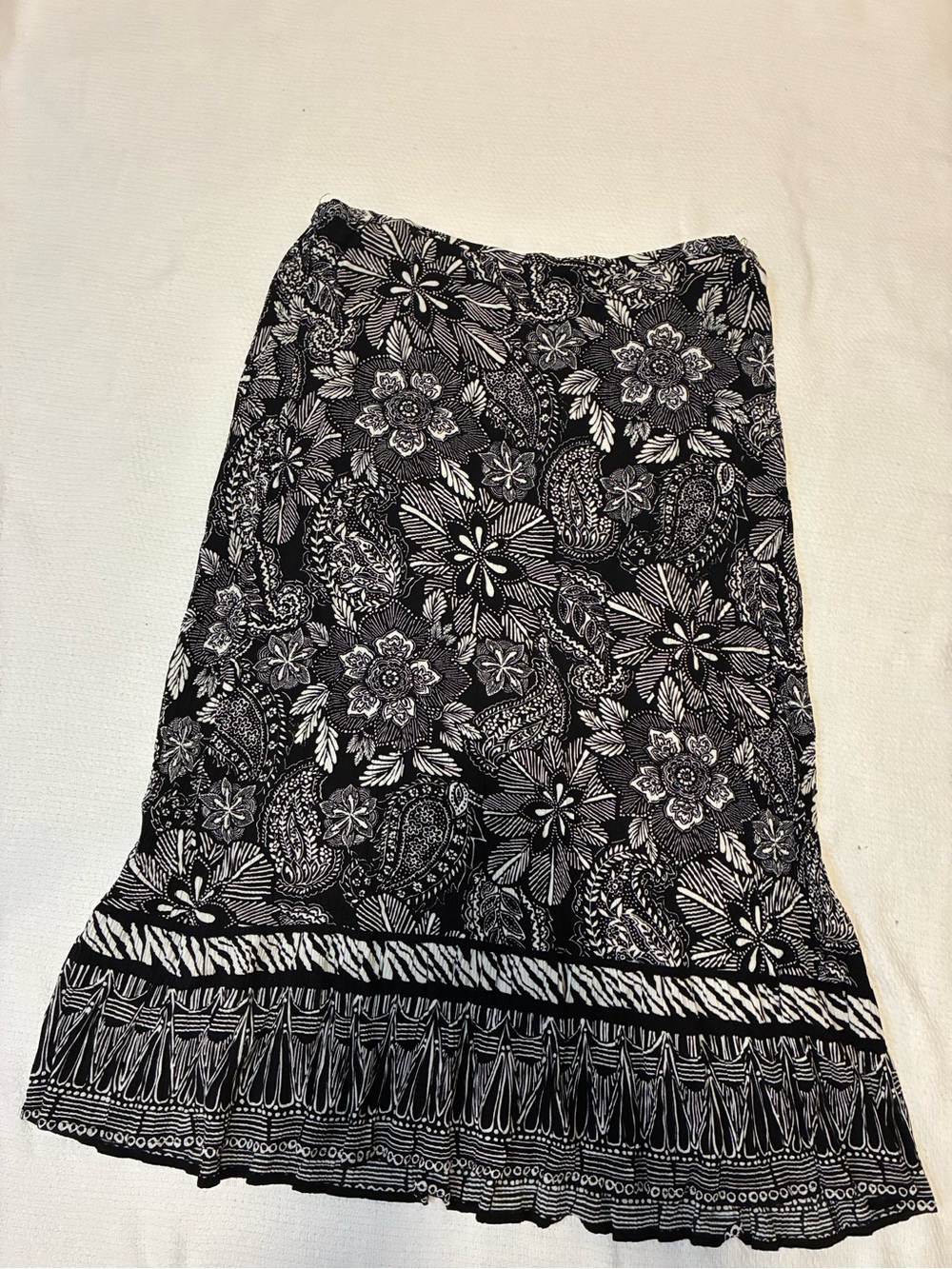 Sag Harbor black and white floral skirt 100% rayon. VTG. Size Med, Flowy Boho. M